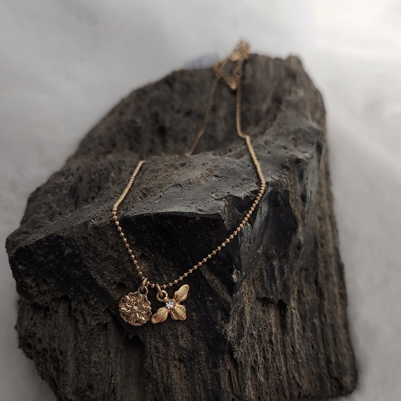 NWT Lia Sophia Gold Bee & Flower Necklace - Picture 4 of 5